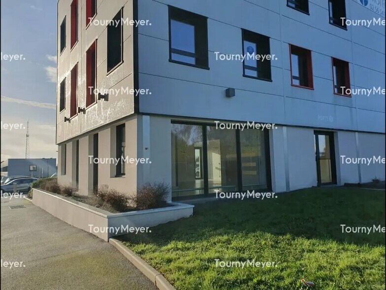 Office in Lanester for lease - Building Photo - Image 2 of 9