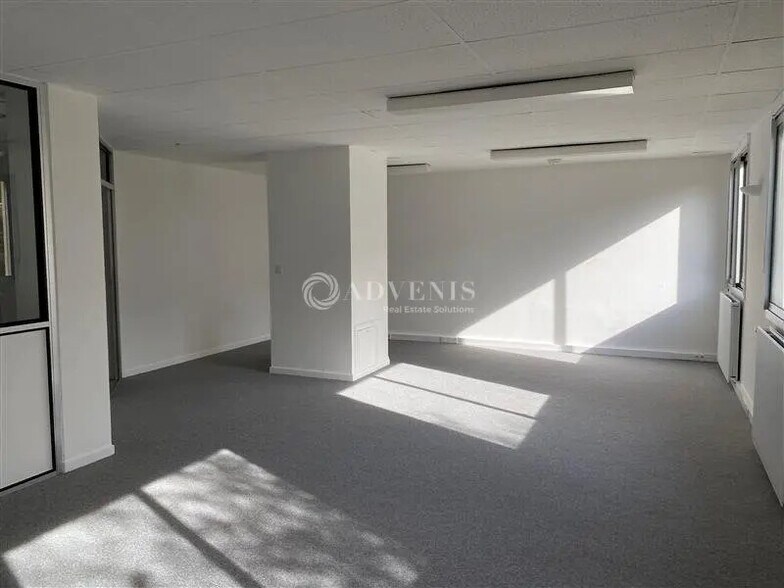 Office in Lyon for lease - Interior Photo - Image 3 of 12