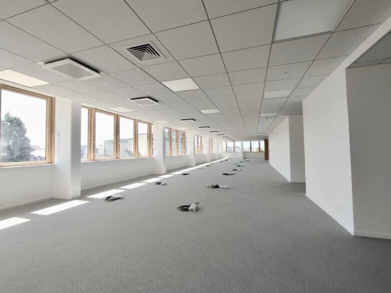Office in Rouen for lease - Building Photo - Image 3 of 13