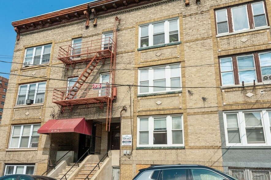 137 W 54th St, Bayonne, NJ 07002