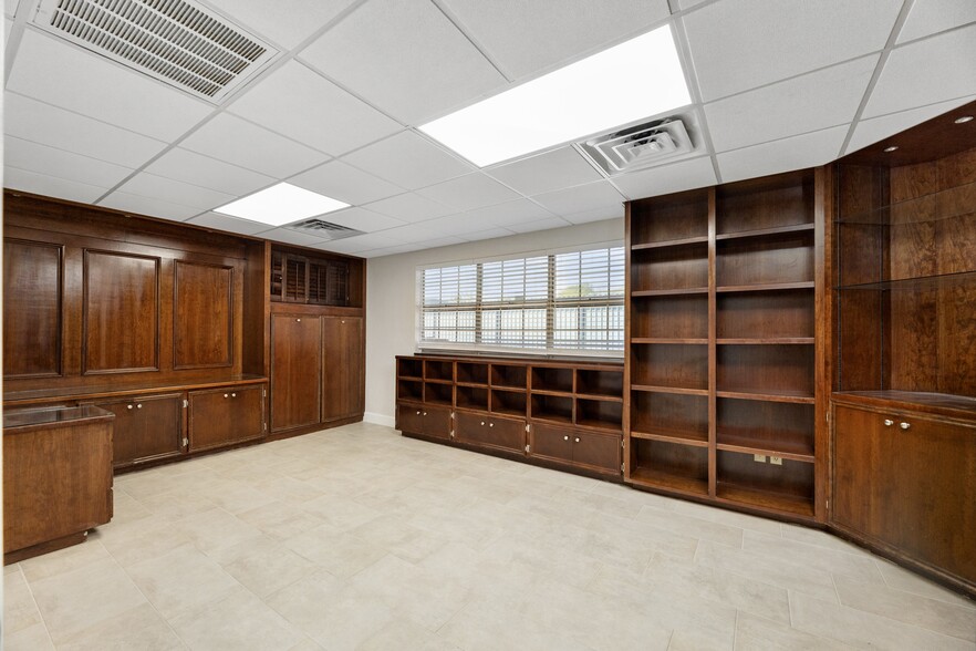 717 Cedar Bayou Rd, Baytown, TX for lease - Interior Photo - Image 3 of 9