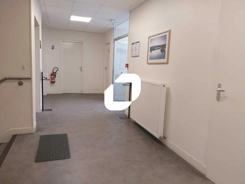 Office in Les Clayes-sous-Bois for sale - Interior Photo - Image 2 of 8