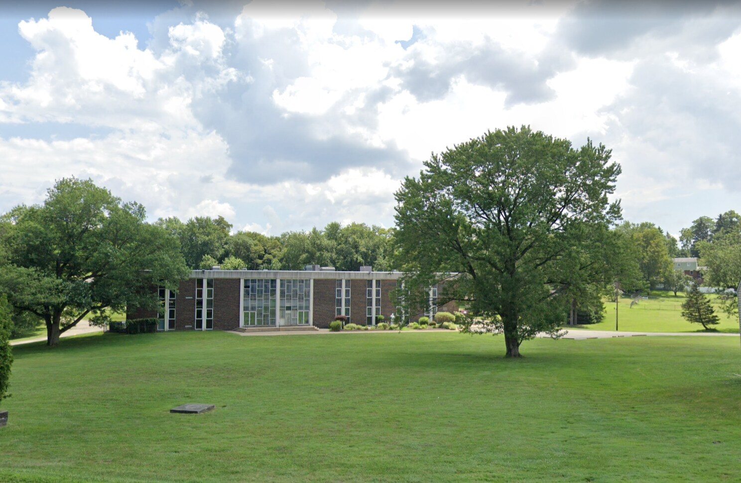 121 Dawn Dr, Verona, PA for sale Primary Photo- Image 1 of 1