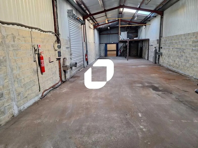 Industrial in Carbon-Blanc for lease - Interior Photo - Image 1 of 12