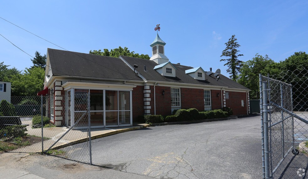 292 Little East Neck Rd, West Babylon, NY for sale - Primary Photo - Image 1 of 1