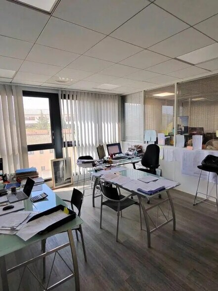 Office in Aubagne for lease - Building Photo - Image 2 of 5