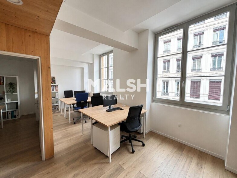Office in Lyon for lease - Building Photo - Image 2 of 7