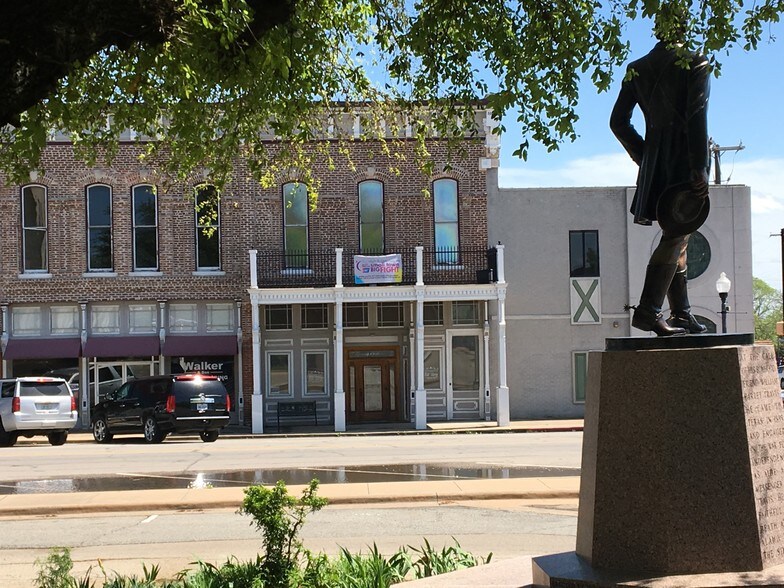 402 N Center St, Bonham, TX for sale - Primary Photo - Image 1 of 1