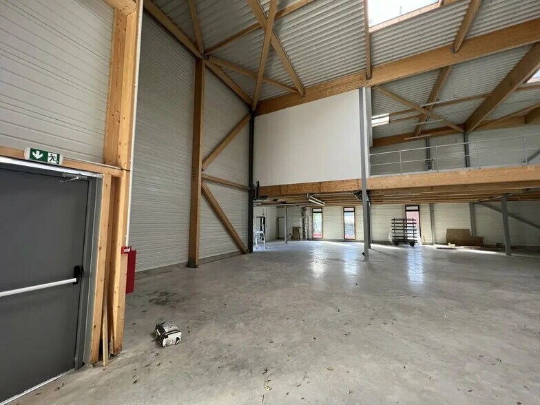 Flex in Chanteloup-en-Brie for lease - Building Photo - Image 2 of 8