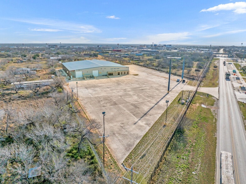 206 W Fm 468, Cotulla, TX for sale - Primary Photo - Image 1 of 1