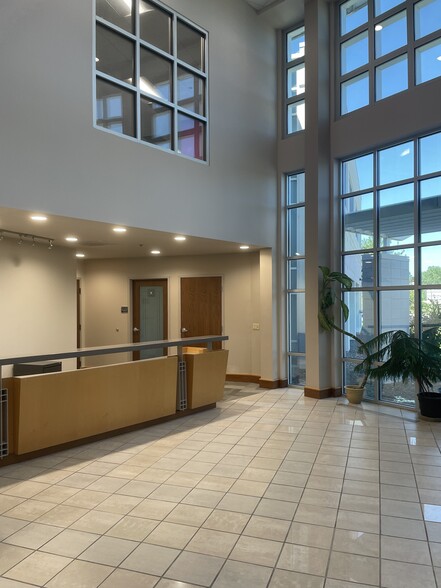 3600 Digital Dr, Dubuque, IA for lease - Lobby - Image 2 of 10