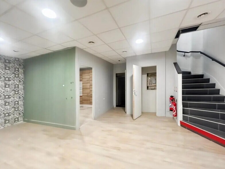 Retail in Paris for lease - Building Photo - Image 3 of 6