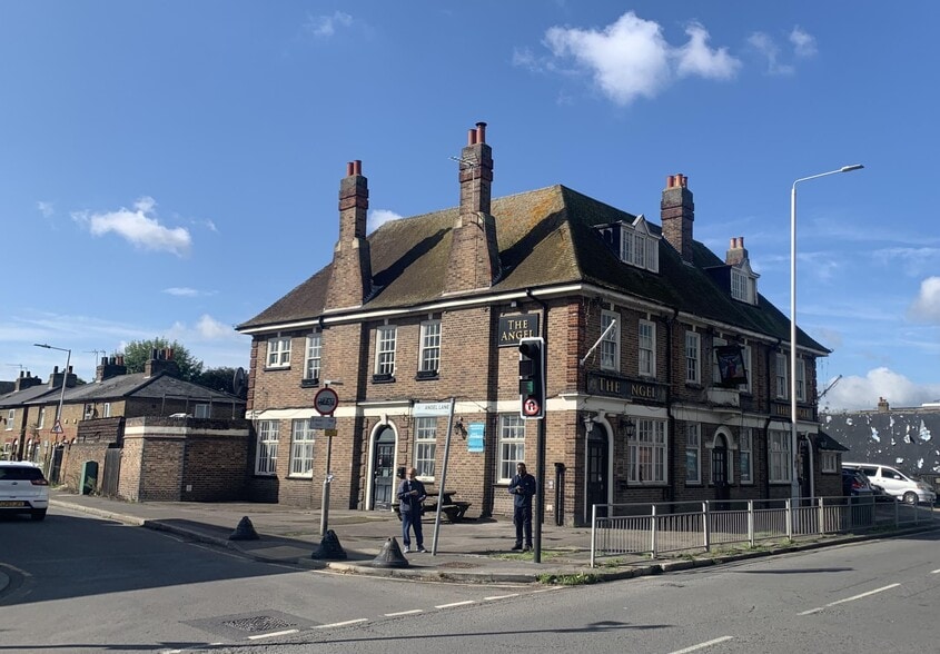 697 Uxbridge Rd, Hayes for sale - Building Photo - Image 1 of 2