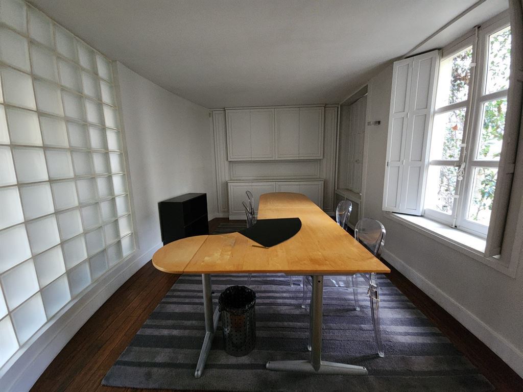 Office in Paris for lease Building Photo- Image 1 of 9