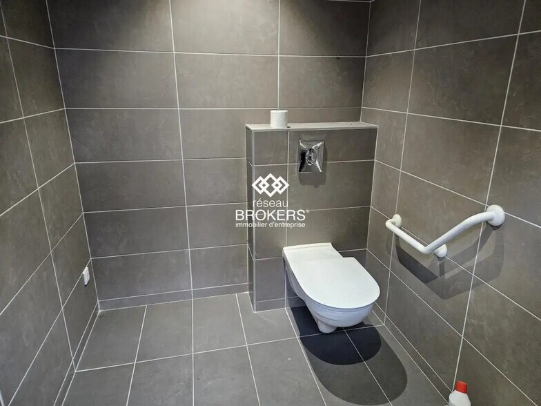 Flex in Longvic for lease - Interior Photo - Image 3 of 4