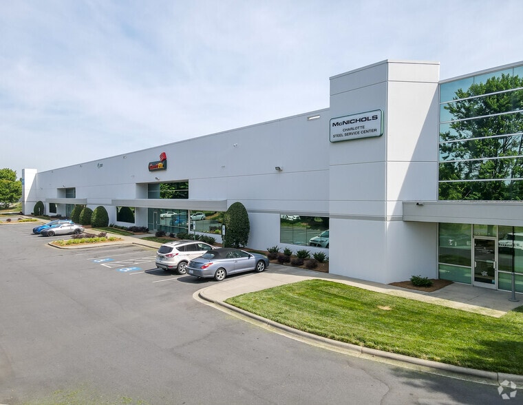 2307 Distribution Center Dr, Charlotte, NC for lease - Primary Photo - Image 1 of 5