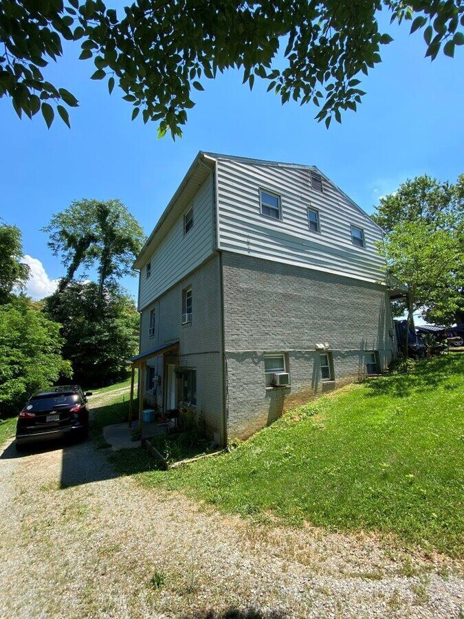 13009 Stewartsville Rd, Vinton, VA 24179