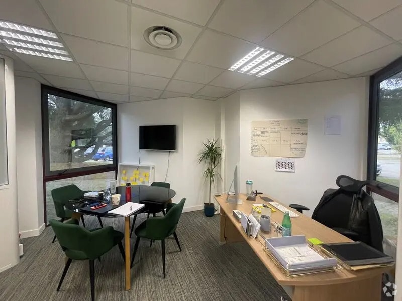Office in Vénissieux for lease Interior Photo- Image 1 of 5