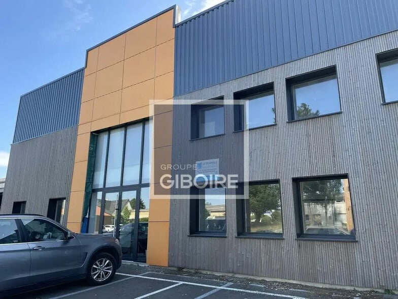 Industrial in Pacé for lease - Building Photo - Image 1 of 12