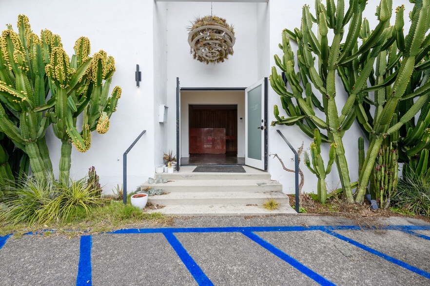 1041 Abbot Kinney Blvd, Venice, CA for lease - Building Photo - Image 3 of 12