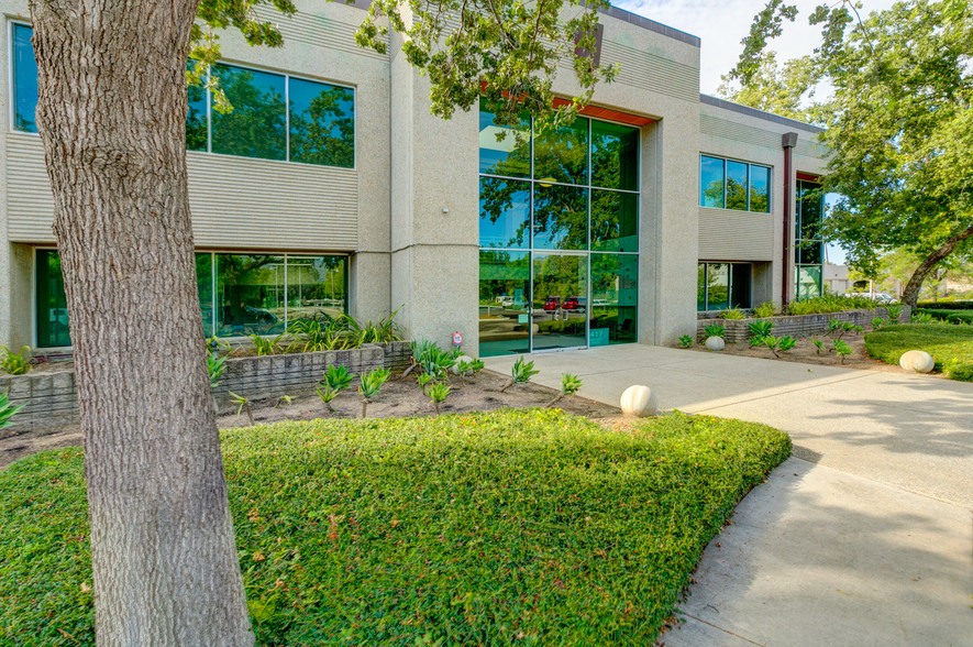 417 Bryant Cir, Ojai, CA for lease - Building Photo - Image 1 of 17