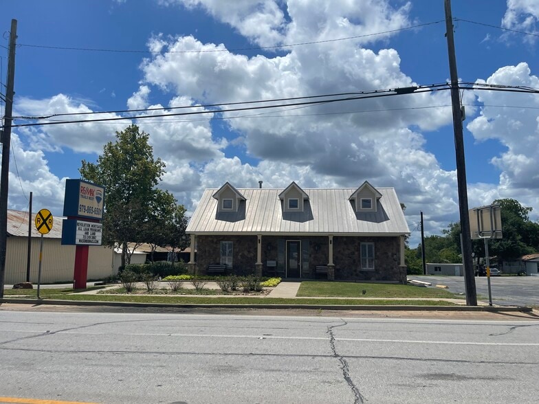423 E Main St, Bellville, TX for lease - Building Photo - Image 2 of 12