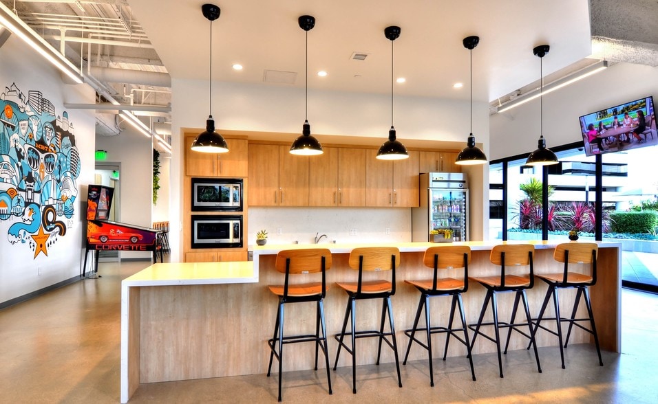 1230 Rosecrans Ave, Manhattan Beach, CA for lease - Interior Photo - Image 2 of 29