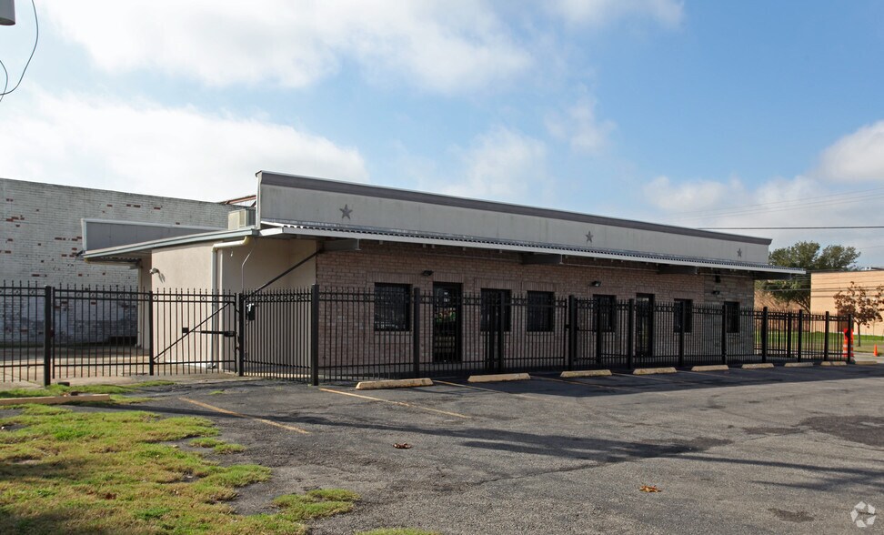 11230 Airline Dr, Houston, TX 77037