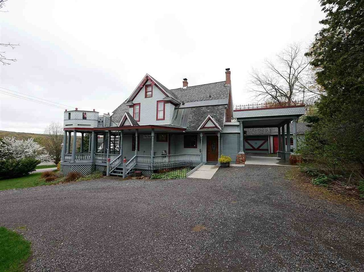 1109 W Quincy St, Hancock, MI 49930