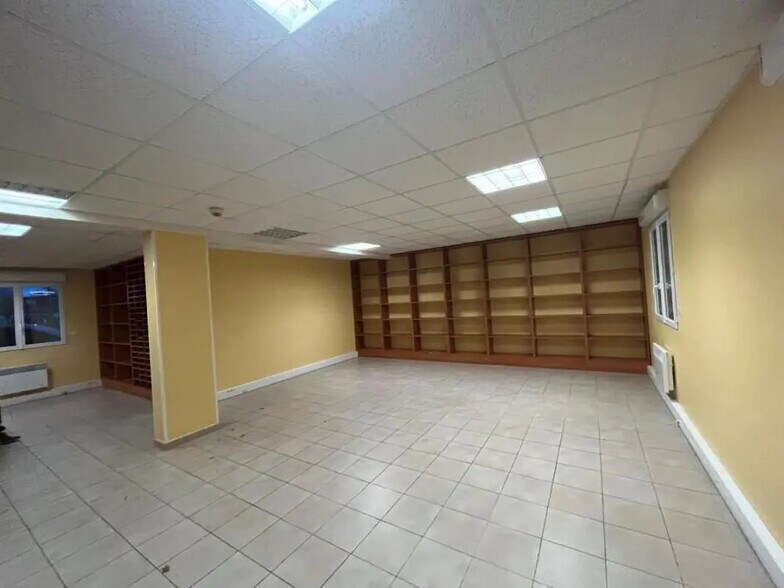 Office in Fontenay-Trésigny for lease - Building Photo - Image 3 of 3