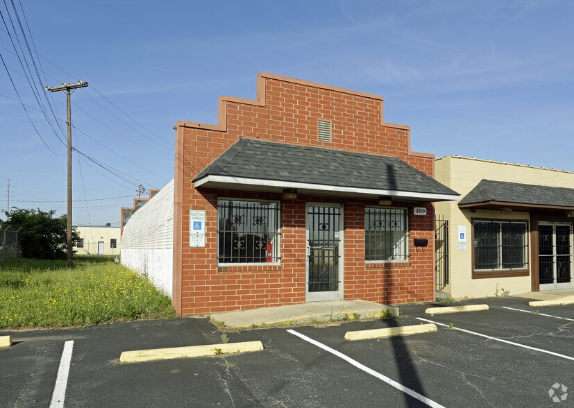 4909 Rozzelles Ferry Rd, Charlotte, NC for lease - Primary Photo - Image 2 of 2