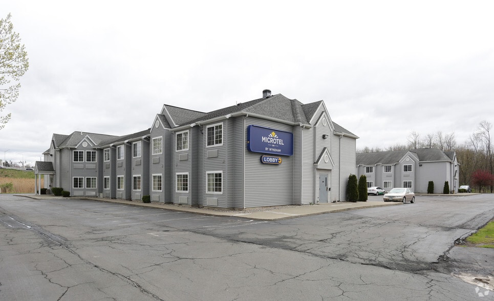 7 Rensselaer Ave, Latham, NY for sale - Primary Photo - Image 1 of 1