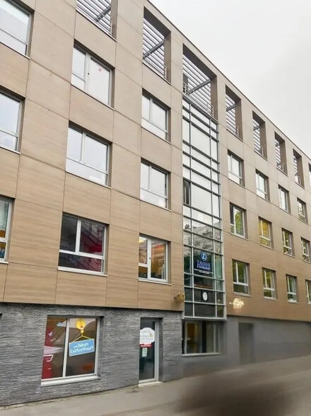 Office in Clichy for lease - Building Photo - Image 1 of 8