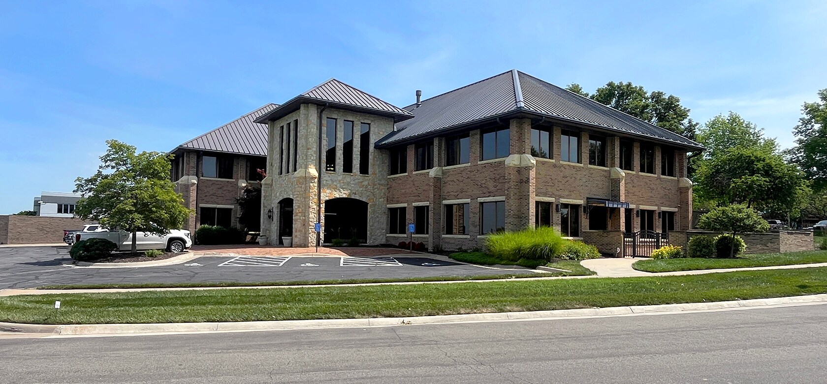 1414 SW Ashworth Pl, Topeka, KS for sale Building Photo- Image 1 of 1