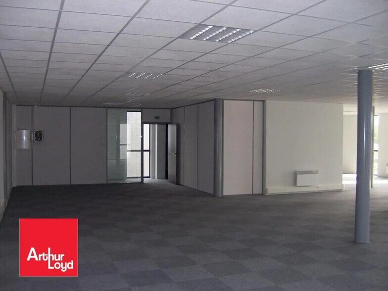 Office in Nogent-le-Phaye for lease - Interior Photo - Image 3 of 3