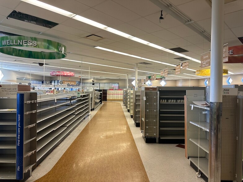 4813 W Mercury Blvd, Hampton, VA for sale - Interior Photo - Image 2 of 10