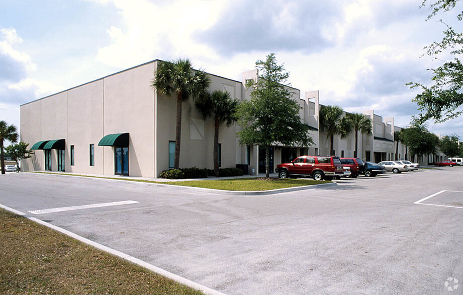 8442 Tradeport Dr, Orlando, FL for lease - Building Photo - Image 3 of 7