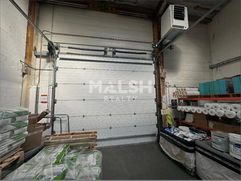 Office in Vaulx-en-Velin for lease - Building Photo - Image 2 of 7