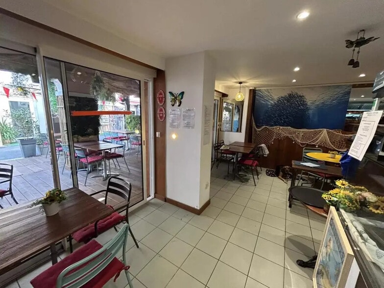 Retail in Saint-Raphaël for sale - Building Photo - Image 3 of 12