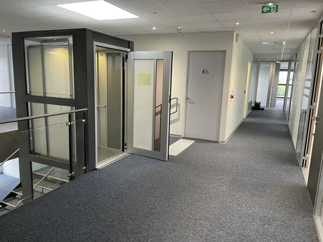 Office in Lacroix-Saint-Ouen for lease Interior Photo- Image 1 of 4