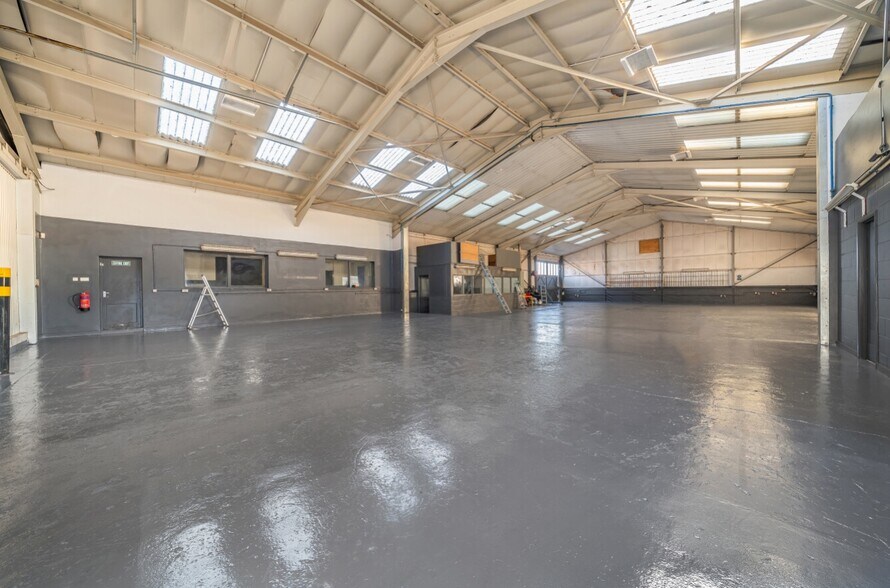 Main St, Boston for sale - Interior Photo - Image 2 of 11