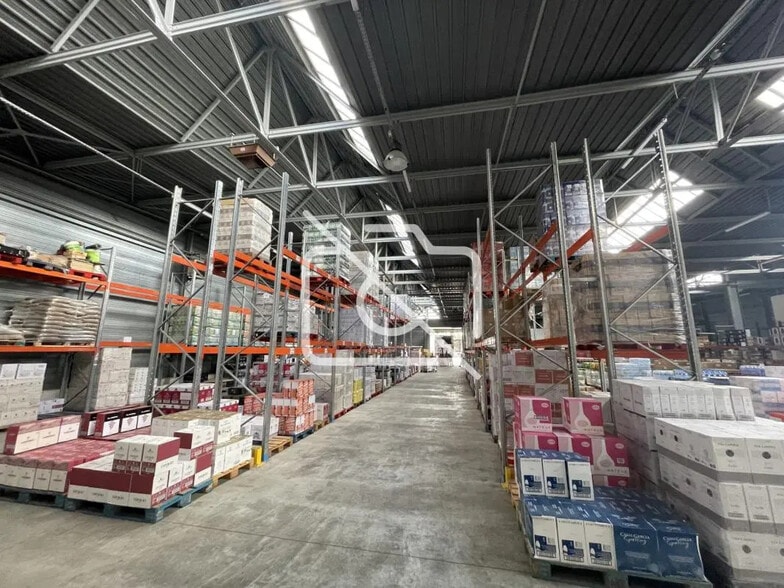 Industrial in Étampes for sale - Interior Photo - Image 3 of 3