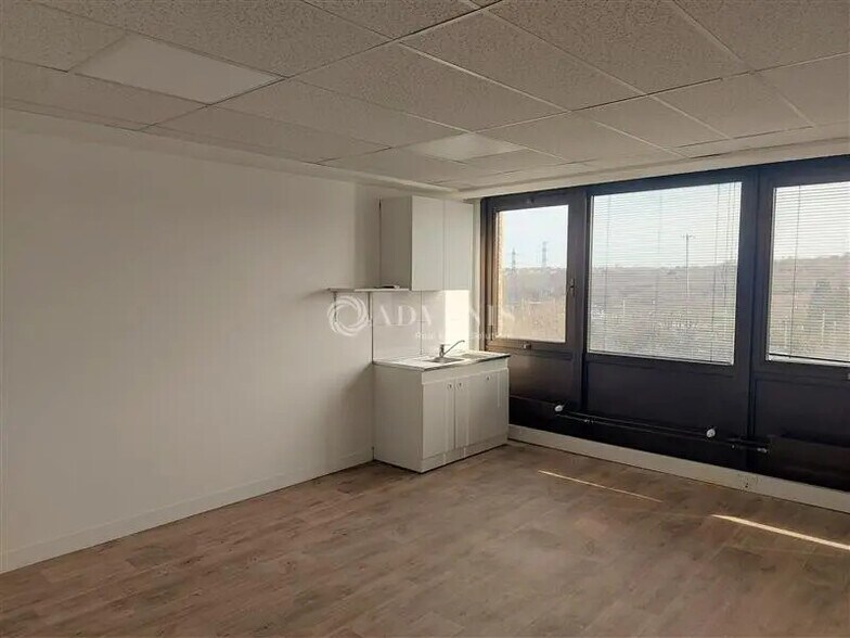Office in Boissy-Saint-Léger for lease - Interior Photo - Image 3 of 5