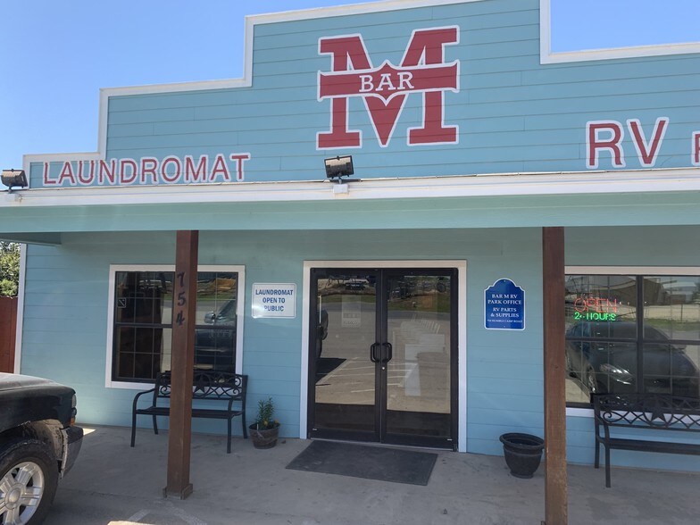 754 Humble Camp Rd, Pleasanton, TX for sale - Primary Photo - Image 1 of 1