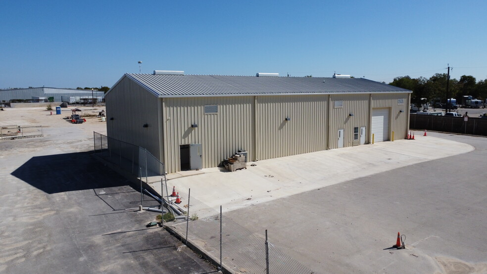 1010 Creekview, San Antonio, TX for lease - Building Photo - Image 2 of 5