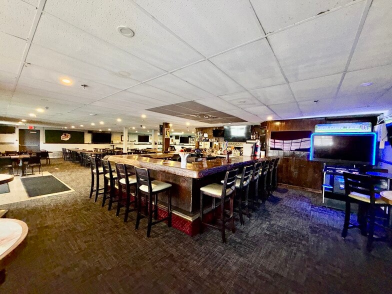 1186 Worcester Rd, Framingham, MA for sale - Interior Photo - Image 3 of 49