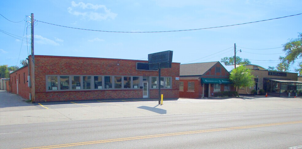 8410-8412 Manchester Rd portfolio of 2 properties for sale on LoopNet.com - Building Photo - Image 2 of 2