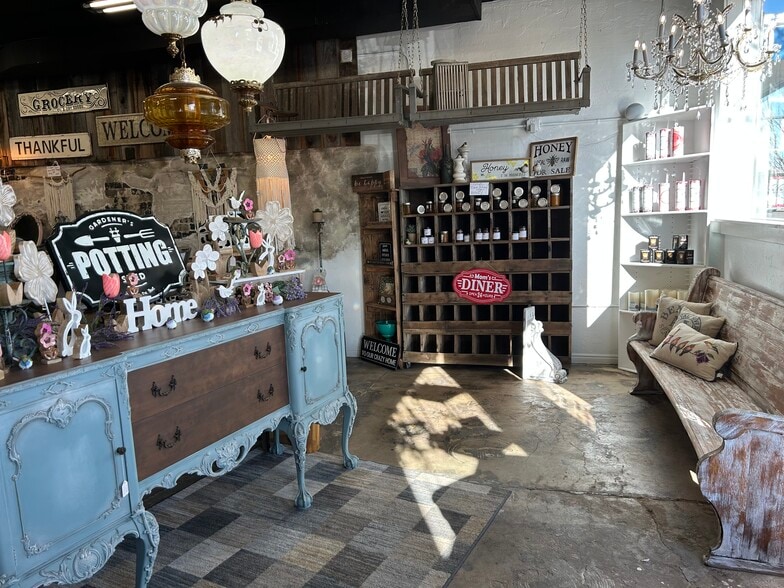 1407 2nd St S, Nampa, ID for sale - Interior Photo - Image 3 of 8