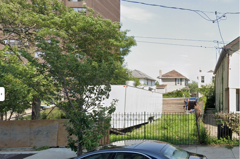 322 Beach 32nd St, Far Rockaway, NY for sale - Primary Photo - Image 1 of 1