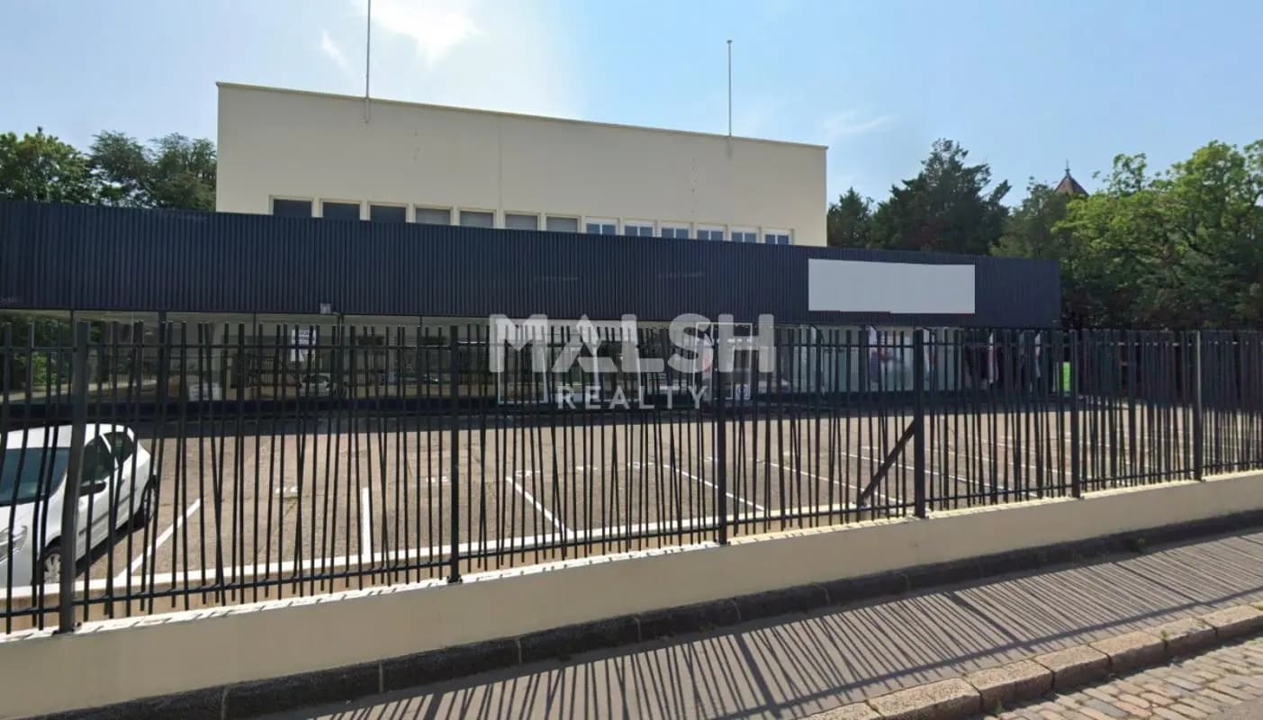 Retail in Lyon for lease Building Photo- Image 1 of 5